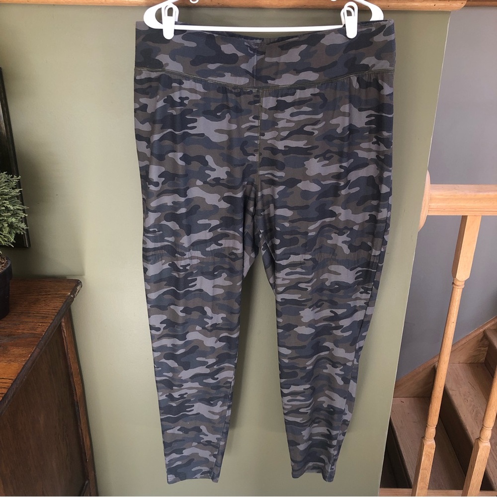 GUC women’s camouflage leggings. Size 2X